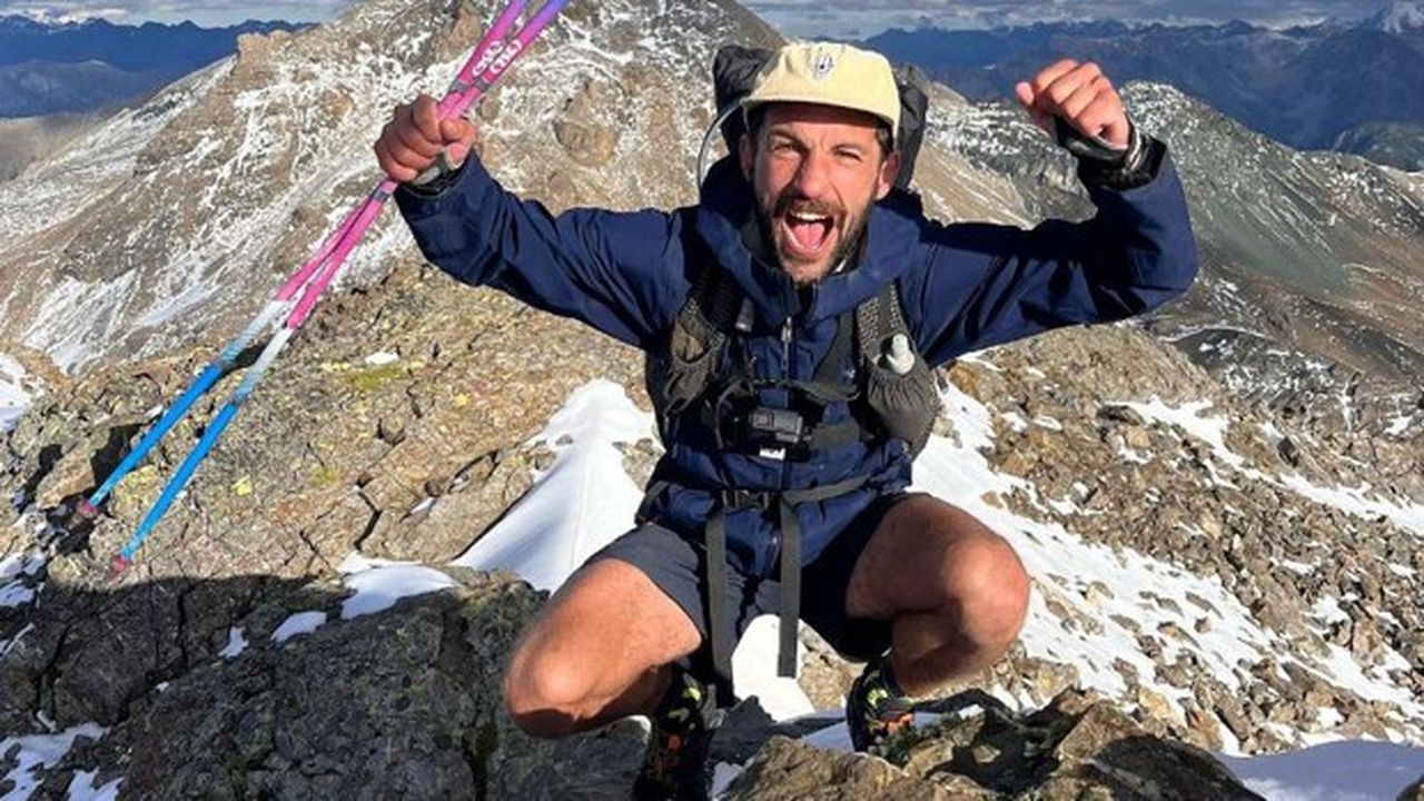 Benjamin de Molliens, 35 ans, lévite ici à 3.000 mètres d'altitude, pile à la frontière de la Suisse et de l'Autriche, après une aventure à pied depuis près d'un mois, mi-août 2023.