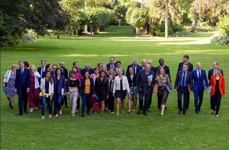 Le 24 juillet, la Première ministre a publié sur son fil Twitter une photo d'elle entourée de son gouvernement marchant dans l'herbe des jardins de Matignon.