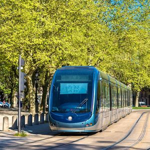 Une ligne de tramway à Bordeaux. Seuls 21 % des urbains français seraient non dépendants de la voiture, selon l'Ifop, particulièrement quand leur choix remonte à plus de cinq ans.