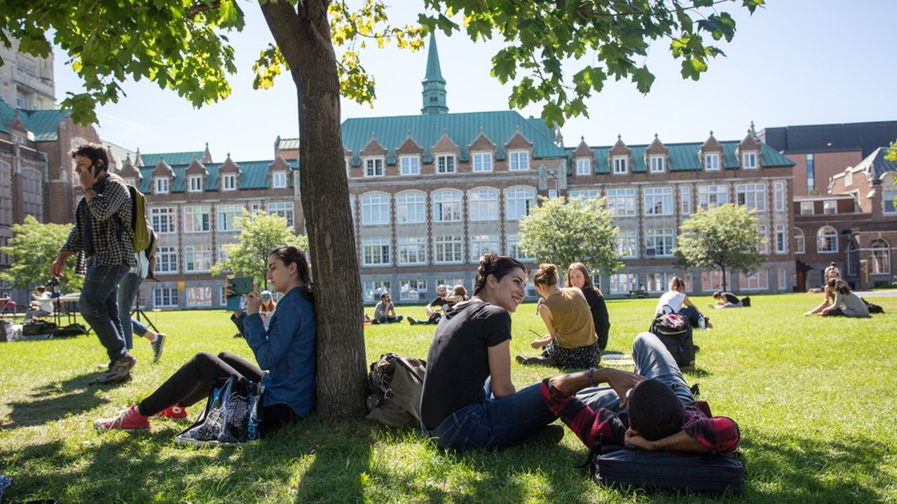 Les universités du Québec viennent recruter des milliers d'étudiants français à Paris et en région