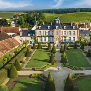 Artemis, la société patrimoniale de la famille Pinault, a cédé la maison de champagne Henriot à Nicolas Feuillatte pour un montant non divulgué.
