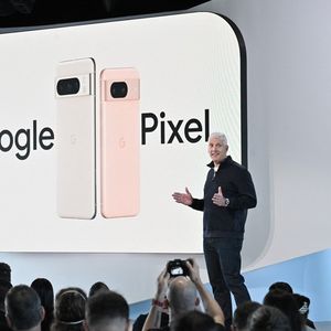 Rick Osterloh, le patron des terminaux et des services de Google, a présenté, mercredi à New York, les téléphones Pixel 8 et Pixel 8 Pro. 