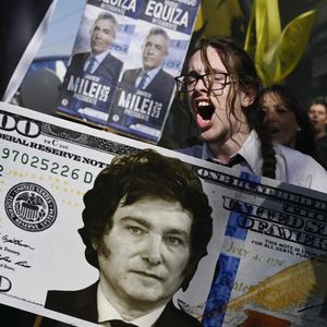 Un billet géant de 100 dollars à l'effigie du candidat à la présidence Javier Milei est brandi pendant un meeting de campagne, le 25 septembre.