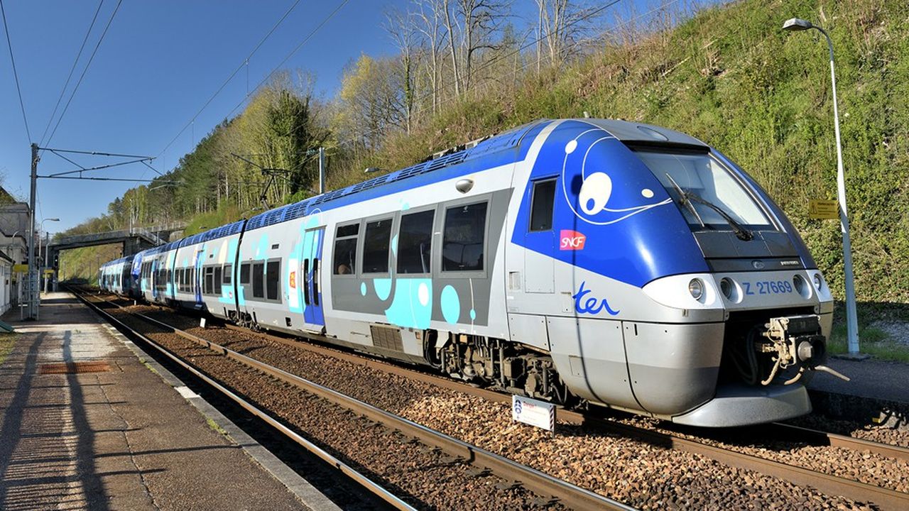 Un TER sur le réseau normand. Certains trains régionaux roulent encore au gazole, et devront migrer pour certains vers des technologies à batteries, plus propres.