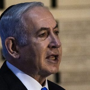 Le Premier ministre Benyamin Netanyahou a subi un coup dur avec l'attaque surprise menée par le Hamas. Il a promis que « les terroristes paieront un prix sans précédent ».