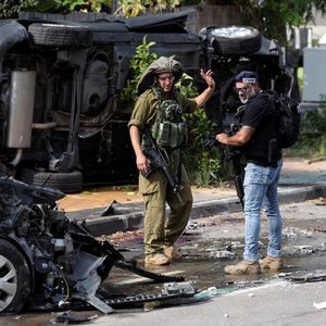 Des soldats israéliens observent dans la ville de Sderot les voitures attaquées par le Hamas dont les passagers ont, le plus souvent, péri.