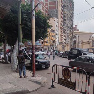 Sur le site de l'attaque contre des touristes israéliens dimanche à Alexandrie.