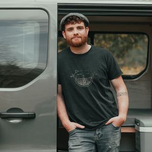 Samuel Minier, fondateur d'Artisanat Van, entrepreneur de vingt-six ans, vient de livrer un van de 7,20 mètres de long.