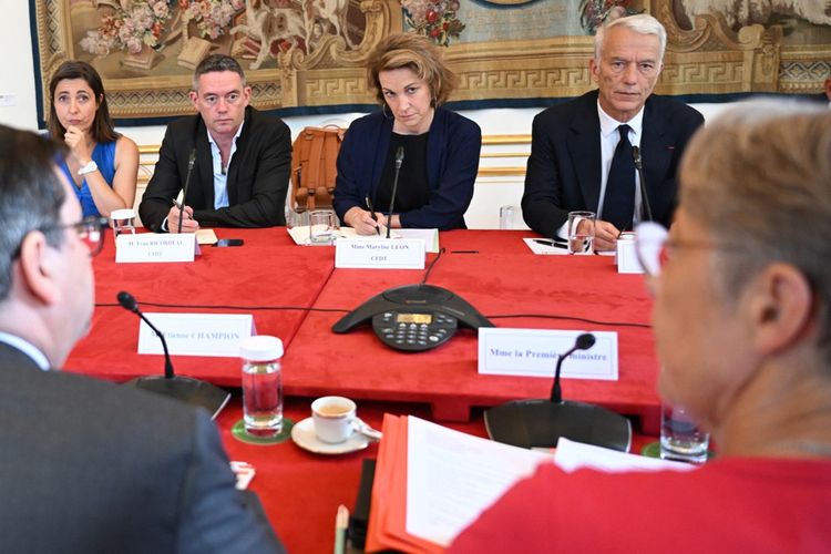 Sophie Binet (CGT), Yvan Ricordeau et Marylise Leon (CFDT) et Patrick Martin (Medef) le 12 juillet 2023 face à Elisabeth Borne.