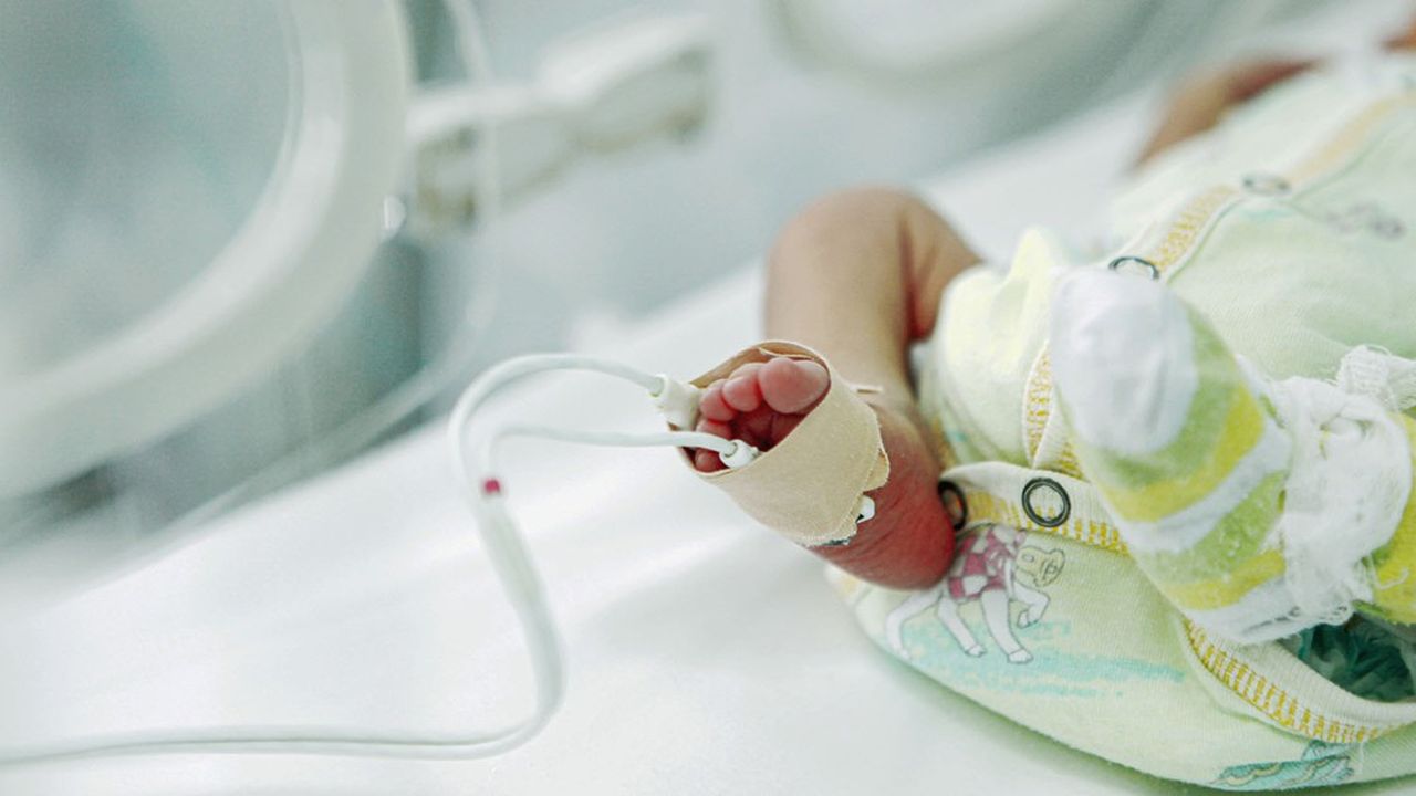 Pourquoi la prise en charge des nouveau-nés en soins critiques se dégrade en France