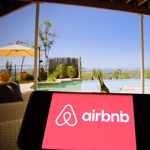 Le gouvernement a promis une refonte de la fiscalité sur les logements mis en location sur les plateformes de type Airbnb dans le cadre du projet de loi de finances pour 2024.
