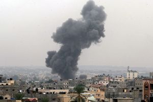 Alors que les bombardements continuent, Israël a ordonné lundi un « siège complet » de la bande de Gaza.