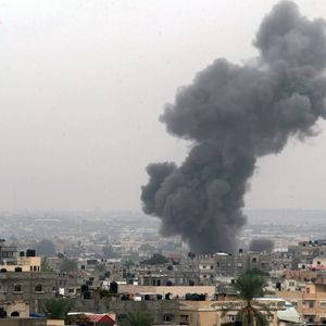 Alors que les bombardements continuent, Israël a ordonné lundi un « siège complet » de la bande de Gaza.