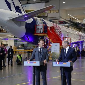 Le chancelier allemand, Olaf Scholz, et le président français, Emmanuel Macron, s'adressent à la presse, après la visite d'un Airbus A321 Neo sur le site Airbus de Hambourg.