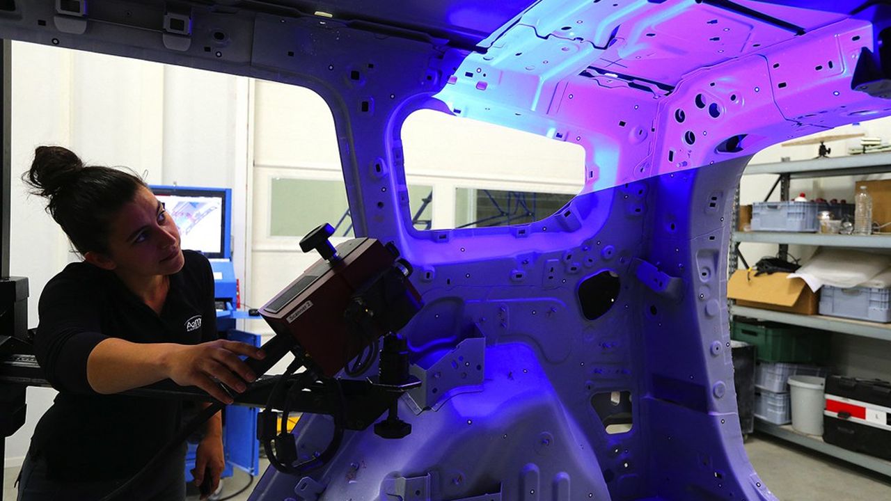 Une technicienne d'A2Mac1 numérise l'intérieur d'un véhicule à l'aide d'un laser.