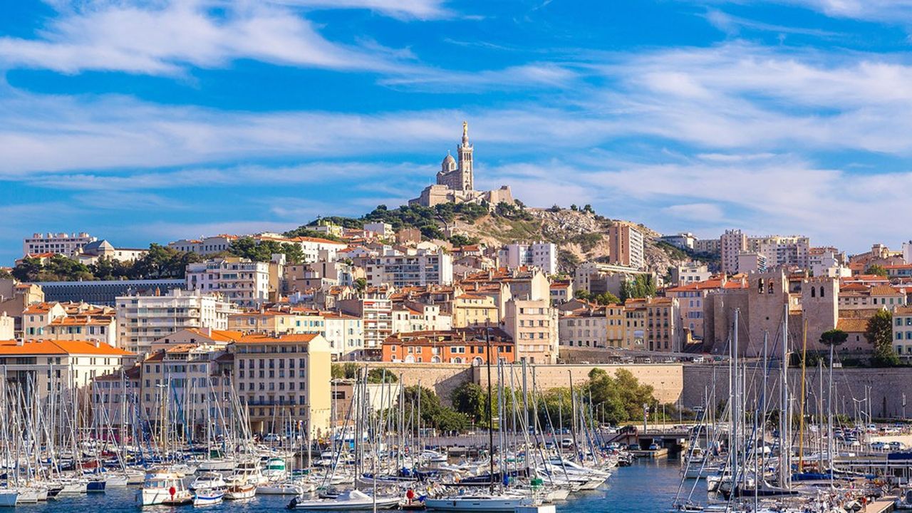 Alors qu'il fallait gagner 26.805 euros bruts annuels pour acquérir à crédit un logement de 40 mètres carrés en octobre 2014 à Marseille, il faut 9 ans plus tard être rémunéré 43.052 euros.