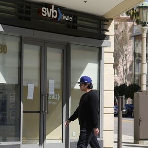 Silicon Valley Bank (SVB) a fermé au printemps dernier après un mouvement de panique bancaire d'une ampleur et d'une vitesse inédites.