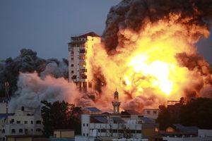 L'attaque menée samedi 7 octobre par le Hamas palestinien a fait au moins 700 morts et plus de 2.300 blessés côté israélien. En photo : la riposte israélienne menée sur Gaza, une enclave de 2,3 millions d'habitants, actuellement en état de siège. Bilan provisoire : 500 morts gazaouis.