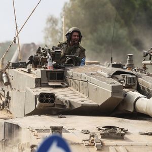 Un char d'assaut israélien se déploie non loin de Gaza.