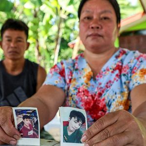 Thawatchai et Thongkoon On-kaew, les parents de Natthaporn, qui travaille en Israël et qui a été enlevé par le Hamas, montrent une photo de leur fils depuis leur maison à Nakhon Phanom, en Thaïlande.