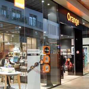 La nouvelle offre Orange Livebox Max Fibre est proposée avec une promotion le temps d'un semestre, au lieu des traditionnels douze mois.