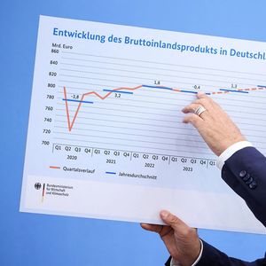 Le ministre allemand de l'Economie, Robert Habeck, détaille l'évolution du PIB face à la presse. Pas de présentation avec des slides, même si le pays entend accélérer son virage vers le numérique.