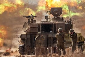 L'armée israélienne tire des obus près de la frontière avec Gaza, le 11 octobre 2023.