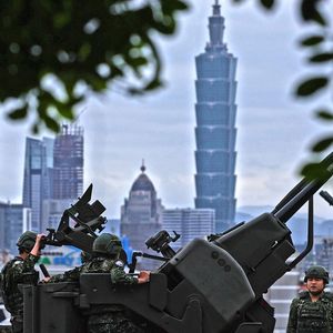 Des soldats taïwanais armés de pièces d'artillerie antiaérienne près de Taipei.