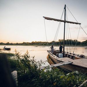Promenade sur le fleuve en bateau traditionnel, avec Moments de Loire.