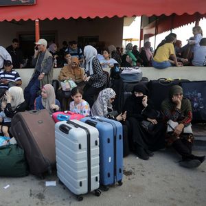 A Rafah, des Palestiniens et des ressortissants étrangers espèrent quitter la bande de Gaza en passant par l'Egypte.