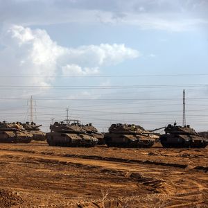 De nombreux chars israéliens sont massés près de Gaza, attendant seulement l'ordre de l'assaut.