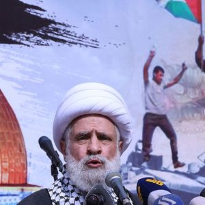 Le cheik Naim Qassem, secrétaire général adjoint du Hezbollah, lors d'un discours le 13 octobre 2023 à Beyrouth, à l'occasion d'une manifestation en soutien aux Palestiniens.