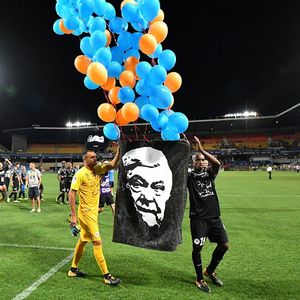 Les joueurs de Montpellier rendant hommage à Louis Nicollin après son décès en 2017.
