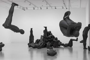 L'installation « Critical Mass II », d'Antony Gormley, avec ses silhouettes suspendues dans l'espace, évoque un catalogue des souffrances qu'on peut infliger aux humains.