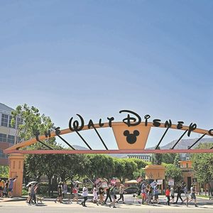 Des acteurs en grève devant les portes de Disney à Los Angeles.