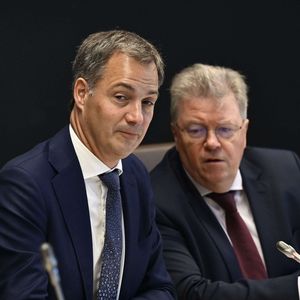 Le Premier ministre belge, Alexander De Croo, avec Peter Moors, responsable de la sécurité dans son cabinet, au cours d'une réunion de crise mardi 17 octobre.