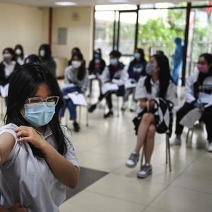 Vaccination d'un élève contre le Covid-19, à Hanoï, au Vietnam, le 23 novembre 2021.