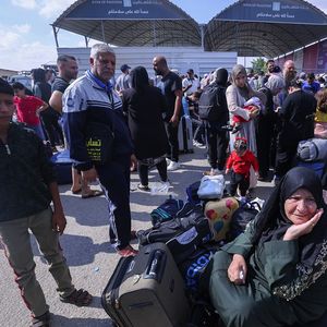 La population de Gaza se masse au poste de frontière de Rafah dans l'espoir de pouvoir sortir ou de voir arriver l'aide humanitaire.