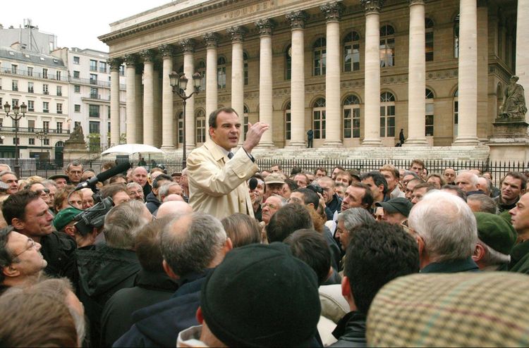 Au début des années 2000, Nicolas Miguet rassemble une foule de petits actionnaires furieux, place du palais Brongniart.
