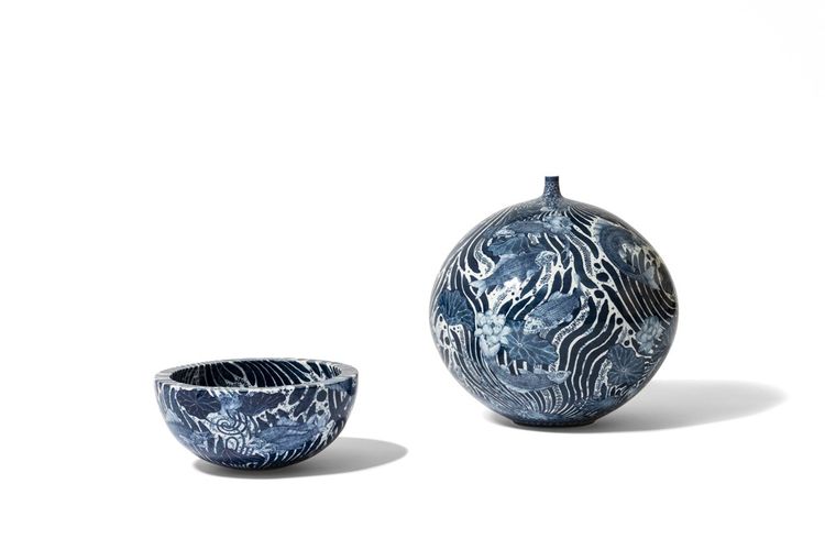Vase et bol aux motif poisson et plantes aquatiques par Yuki Hayama, 2023