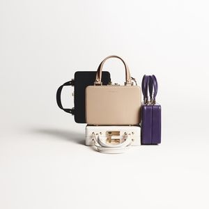 Le sac Vali dans les coloris cipria, noir, «off-white» et violet