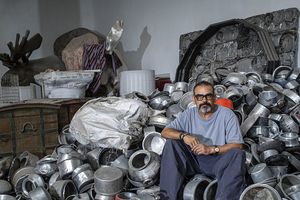L'artiste indien Subodh Gupta, dans son atelier à Delhi, au milieu de ses matériaux de prédilection.