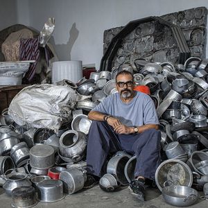 L'artiste indien Subodh Gupta, dans son atelier à Delhi, au milieu de ses matériaux de prédilection.