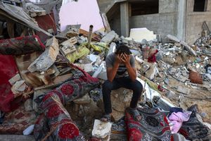 Un jeune Palestinien assis sur les décombres d'une maison détruite à la suite d'une frappe militaire israélienne sur le camp de réfugiés de Rafah, dans le sud de la bande de Gaza, le 15 octobre 2023.