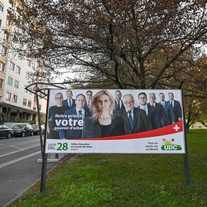 Affiche électorale de l'UDC, premier parti en Suisse, dans le canton de Berne. Outre le contrôle de l'immigration, le pouvoir d'achat est un thème mis en avant par le parti de droite populiste.