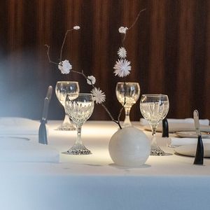 Au restaurant trois étoiles « Anne-Sophie Pic », à Valence : assiette Jars, verres Baccarat, menu et fleur origami de Marianne Guely
