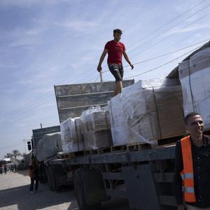 Les premiers camions chargés d'aide humanitaire ont traversé la frontière entre l'Egypte et Gaza ce samedi.