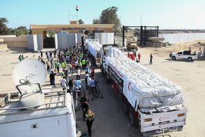 Un premier convoi d'aide humanitaire est arrivé samedi à Gaza par le poste-frontière de Rafah, à la frontière égyptienne.