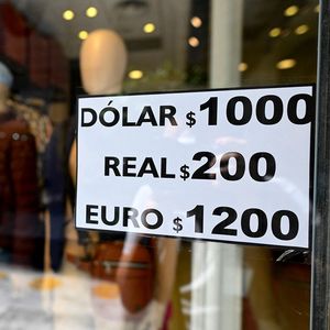 Les taux de change non-officiels affichés dans un magasin de Buenos Aires pour le dollar américain, le real brésilien et l'euro.