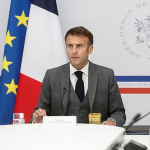 Le président Emmanuel Macron, lors d'un échange vendredi avec des familles d'otages et disparus français après les attaques du Hamas en Israël.